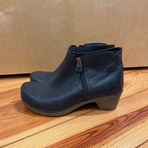 Dansko Max Bootie In Black Leather size 40